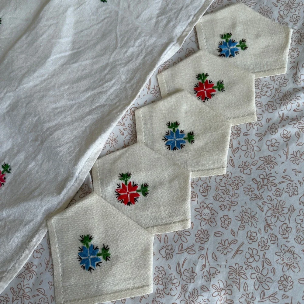 VTG Embroidered Card Tablecloth Set 5 Coasters White Linen Floral Lace 31x31